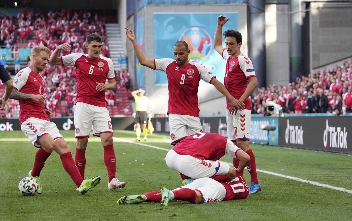 Khoảnh khắc Christian Eriksen gục xuống sân khiến cả thế giới bàng hoàng.