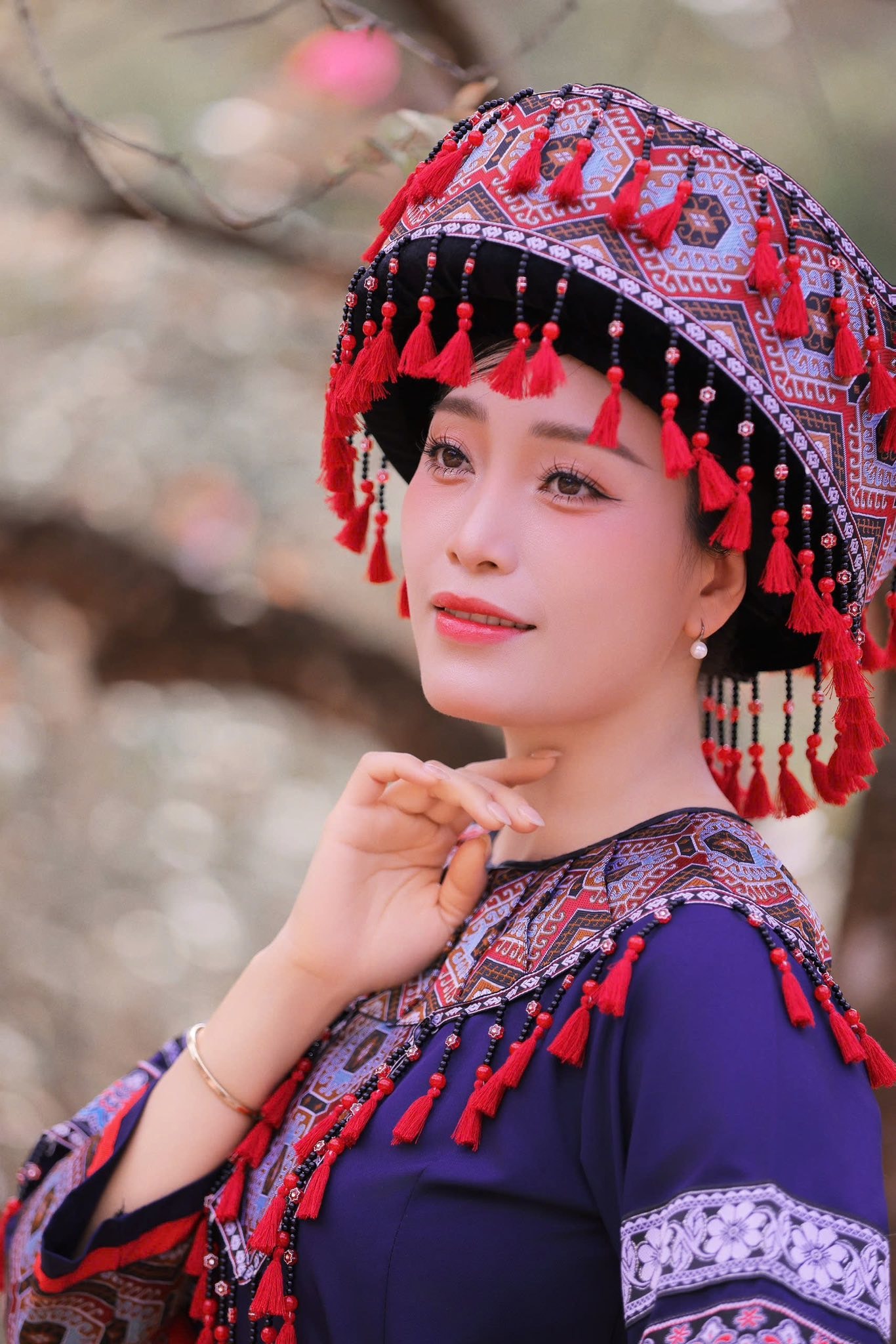 Huyền Trang gây thương nhớ với vẻ dịu dàng trong MV Phiên chợ ngày xuân trên VTV - Ảnh 2.