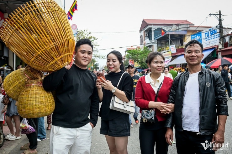 Du khách chọn mua các món đồ dân dã tại chợ