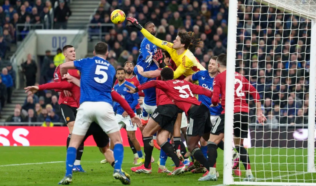 Senne Lammens thi đấu xuất sắc trước Everton