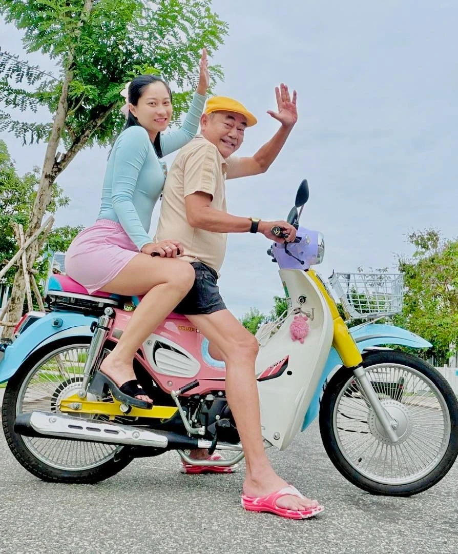 NSND Việt Anh và bà xã kém 36 tuổi có nhiều sự đồng điệu với nhau.