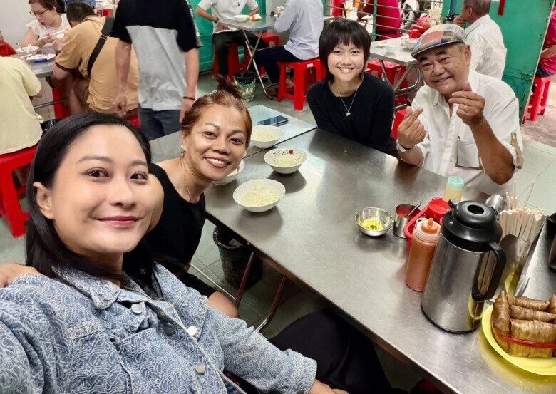 Vợ cũ và con gái riêng của NSND Việt Anh gặp gỡ thân thiết với Chân Chân.