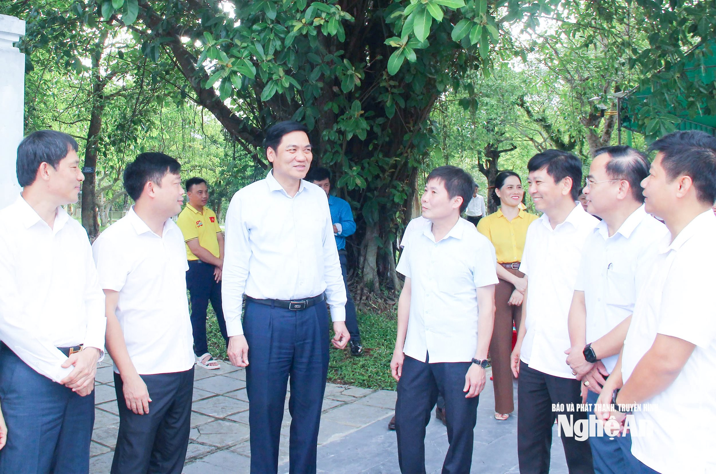  Đồng chí Hoàng Nghĩa Hiếu - Phó Bí thư Thường trực Tỉnh ủy, Chủ tịch HĐND tỉnh trao đổi với đội ngũ cán bộ cơ sở. Ảnh- MaI Hoa