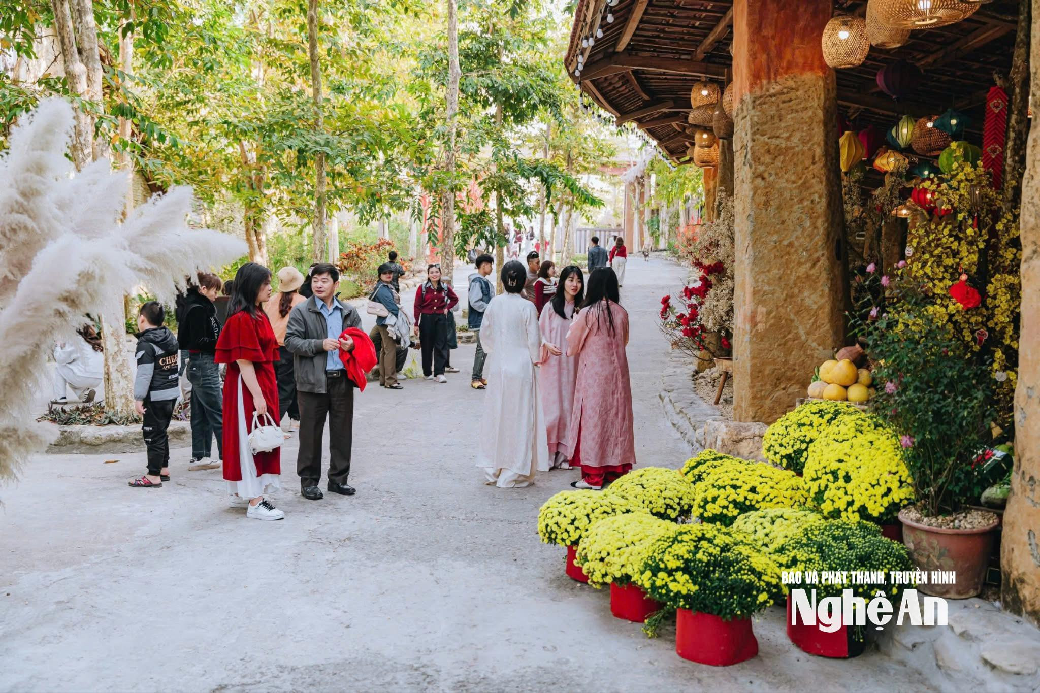 Du khách tham quan Khu du lịch Đô Lương Legend Camping $ Resort dịp Tết Bính Ngọ. Ảnh: CSCC
