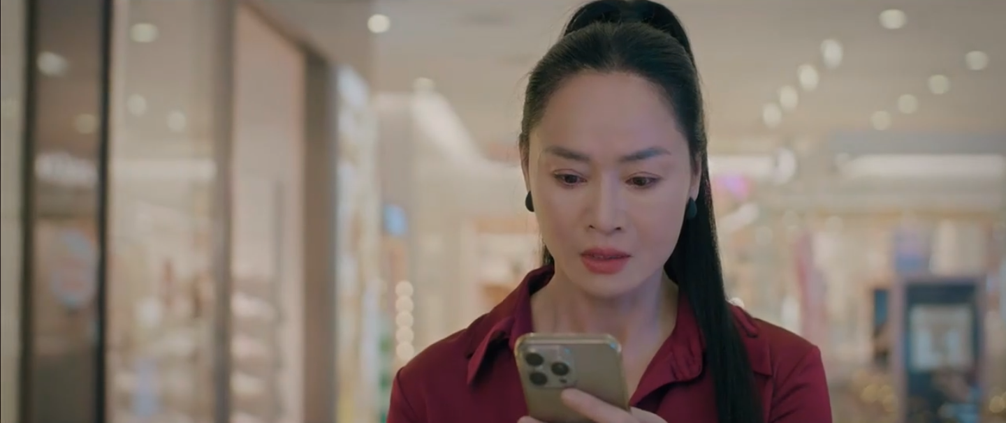 Bà Tuyết bàng hoàng khi xem video ngoại tình của Khang.