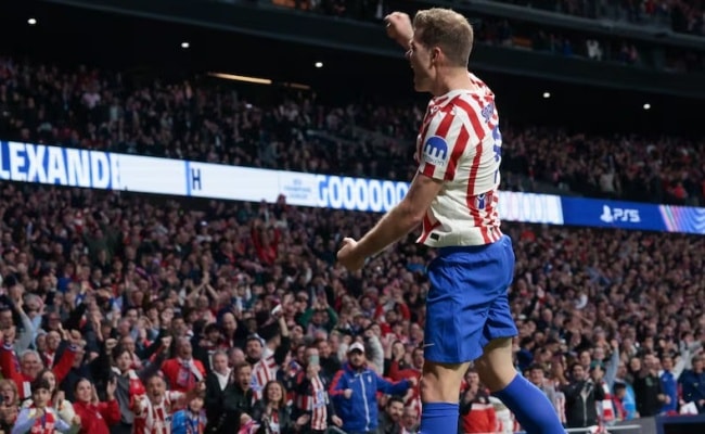 Alexander Sorloth ăn mừng cú hat-trick siêu hạng.