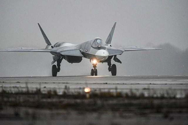 Cận cảnh tiêm kích thế hệ thứ năm Su-57