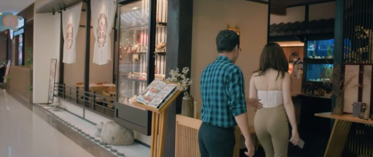 Khang bị bạn thân của bà Tuyết bắt quả tang khi đang đi cùng người phụ nữ khác.