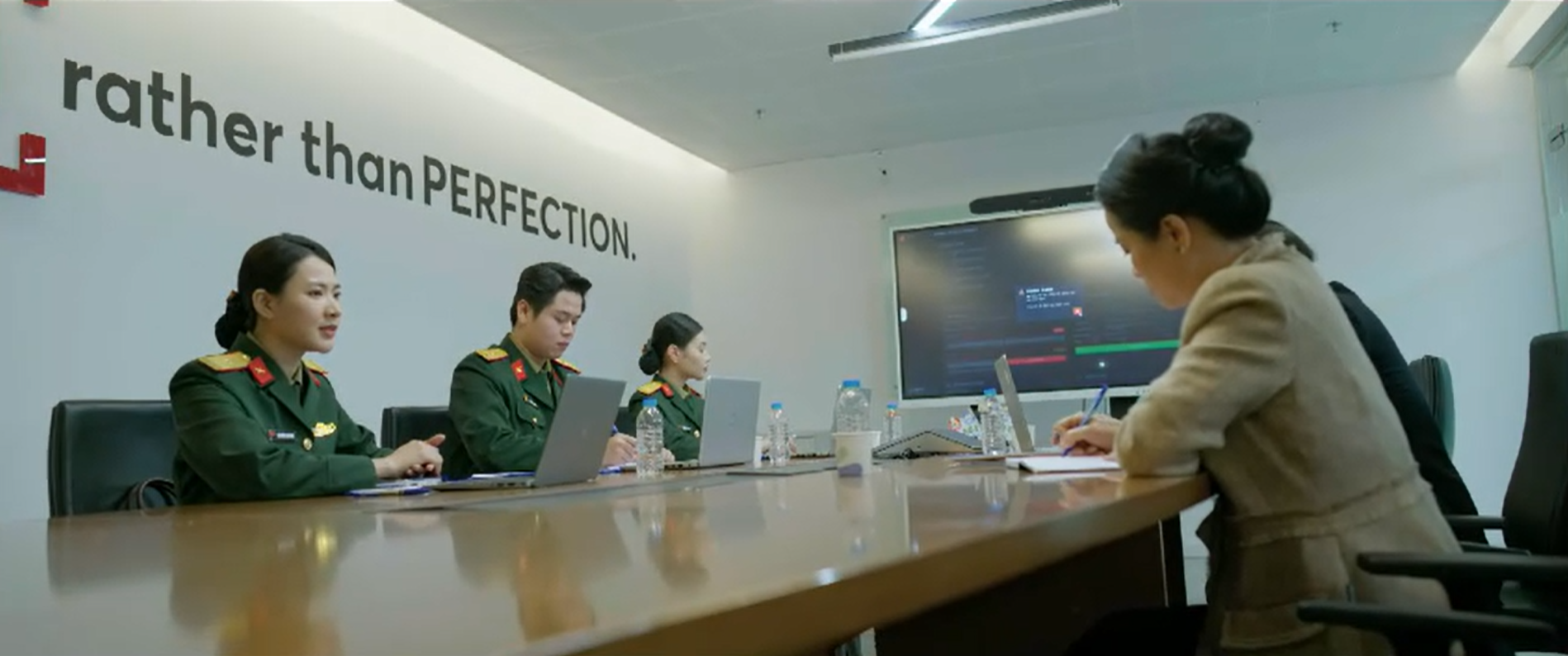 Gia đình Phúc bàng hoàng trước sự việc xảy ra.