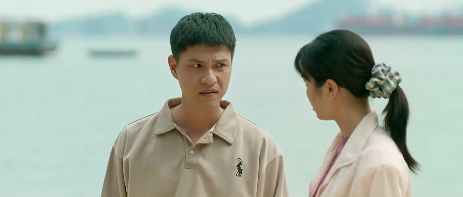Trang gửi quà cho đội dân quân tự vệ thông qua Khánh Linh.