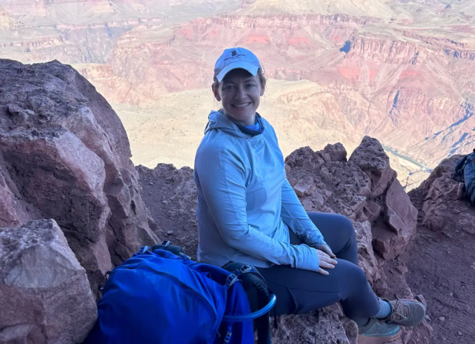 Meredith Bethune đi bộ tại khu vực Grand Canyon.