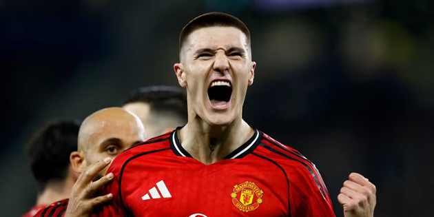 Tiền đạo Benjamin Sesko ăn mừng bàn thắng trong màu áo Manchester United dưới thời Michael Carrick.