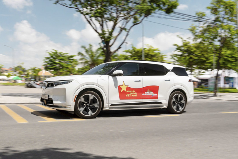 VinFast VF 9 di chuyển trên đường trường