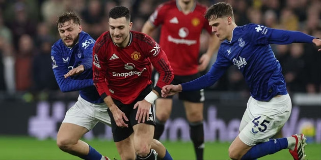 Các cầu thủ Man Utd ăn mừng chiến thắng sát nút trước Everton tại Ngoại hạng Anh.