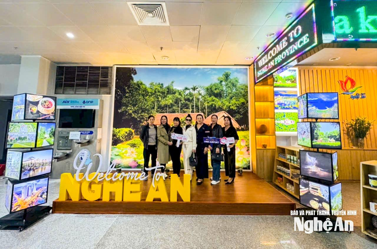 Quầy thông tin du lịch Nghệ An tại Sân bay Vinh. Ảnh: Minh Quân
