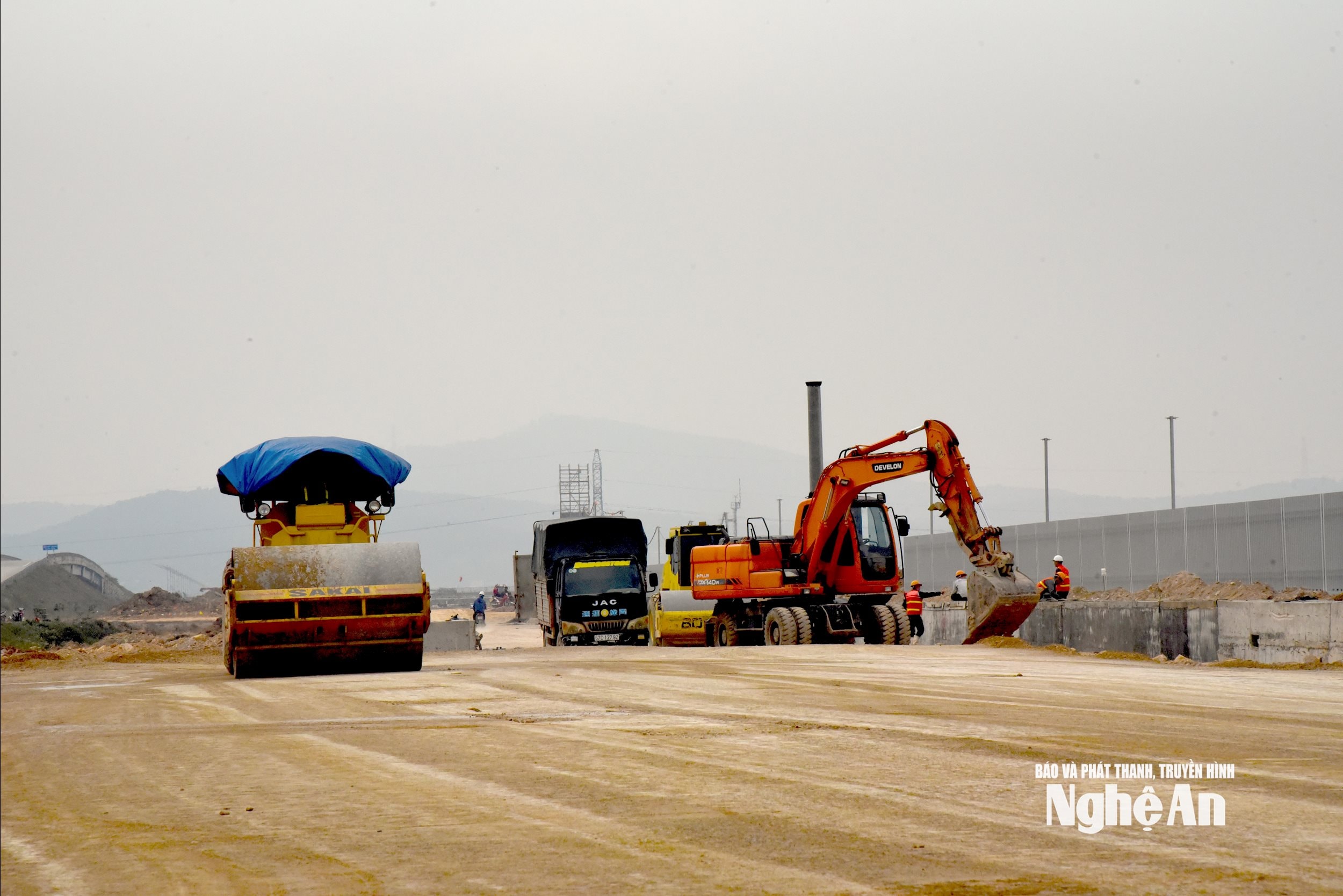 8921. Khí thế thi công mặt bằng tại KCn VSIP Nghệ An JPG