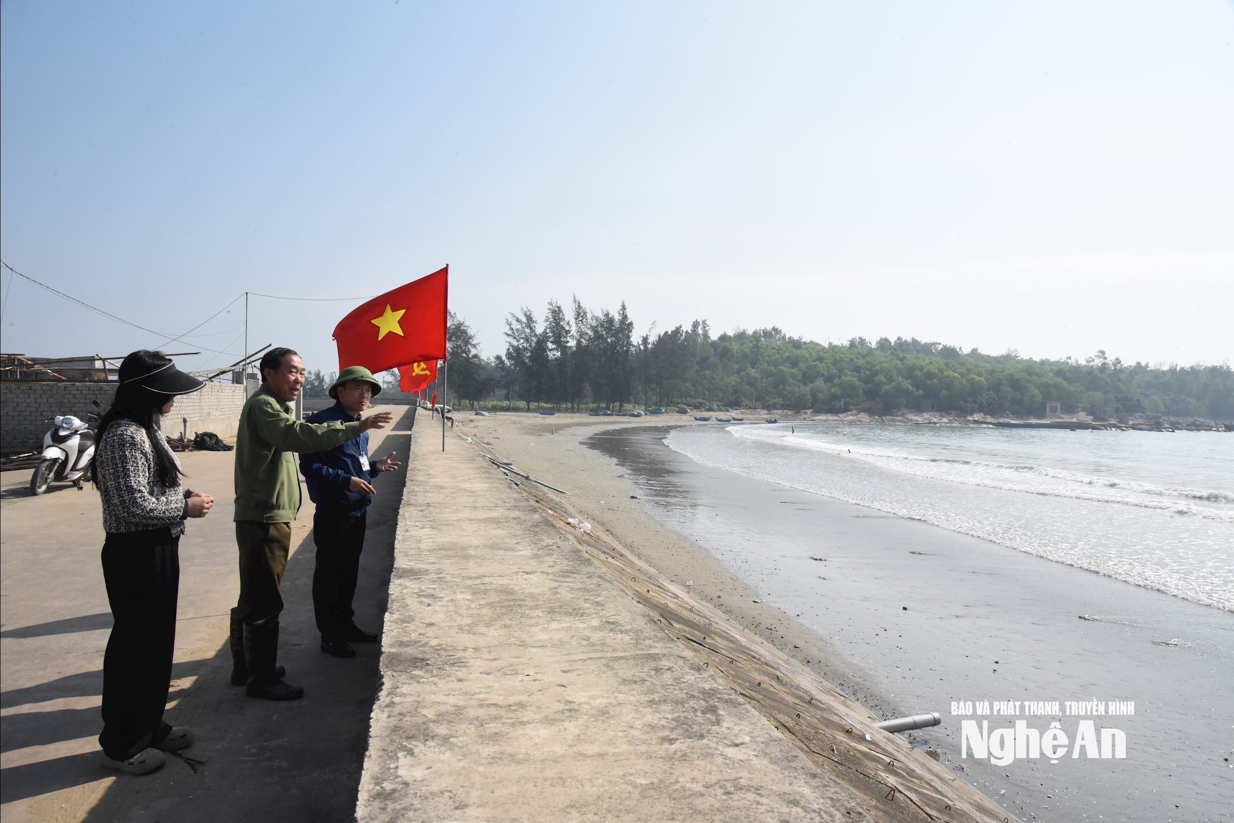 Cán bộ phường Tân Mai và cán bộ xóm Đồng Minh đi thực địa, vận động người dân đồng thuận GPMB dự án LNG Quỳnh Lập