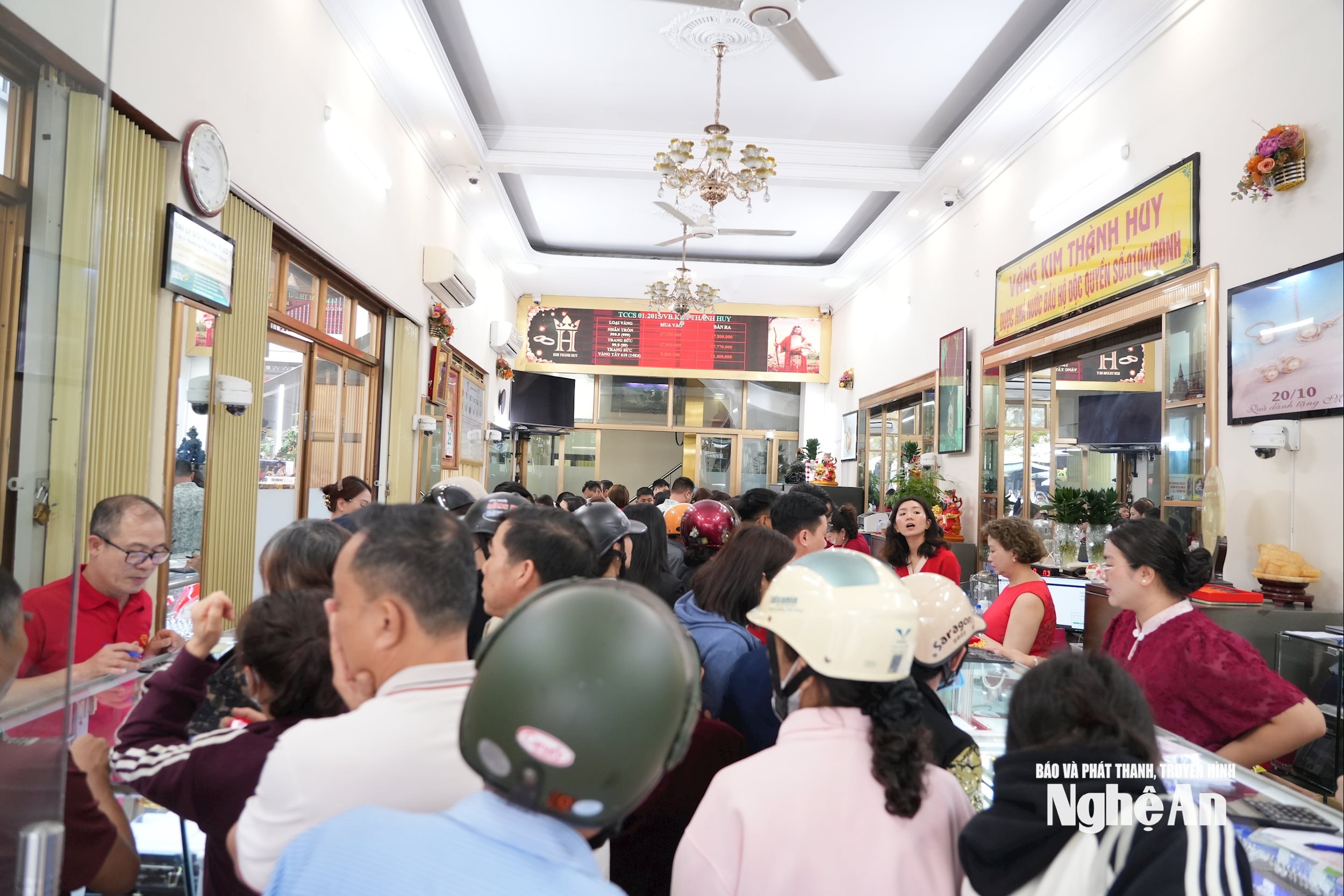Người dân xchờ đến lượt mua vàng. Ảnh: T.P