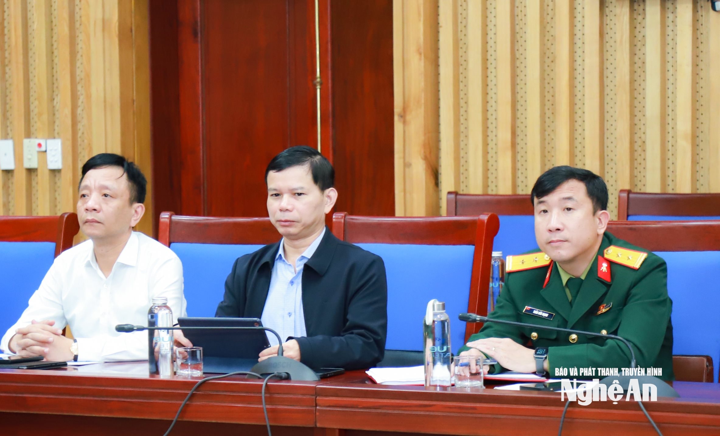 Các đại biểu dự phiên họp tại điểm cầu UBND tỉnh Nghệ An. Ảnh: Thành Duy