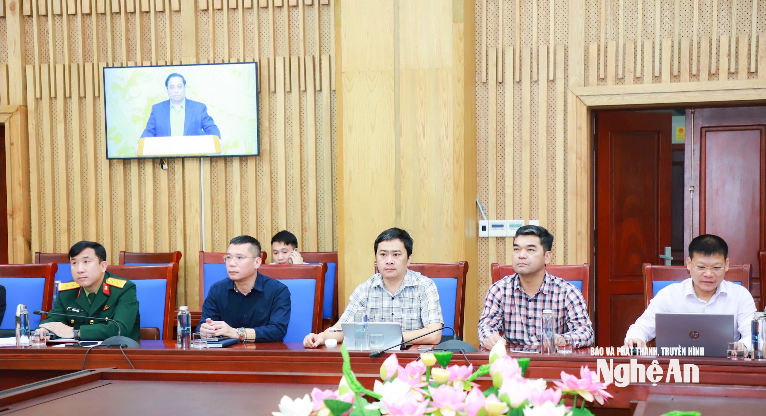 Các đại biểu dự phiên họp tại điểm cầu UBND tỉnh Nghệ An. Ảnh: Thành Duy