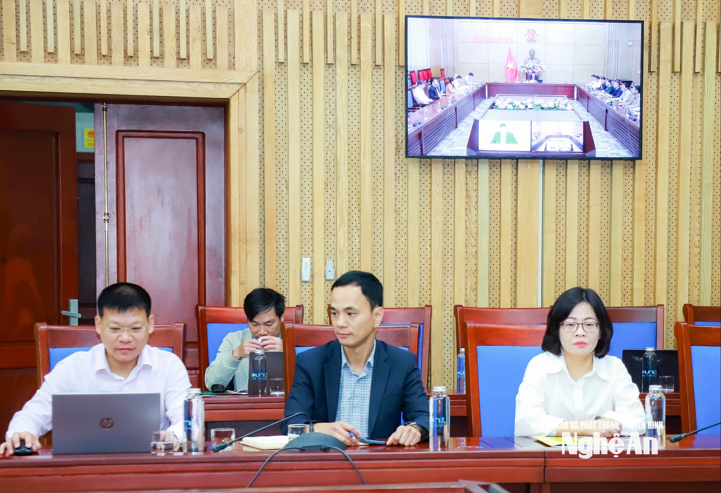 Các đại biểu dự phiên họp tại điểm cầu UBND tỉnh Nghệ An. Ảnh: Thành Duy
