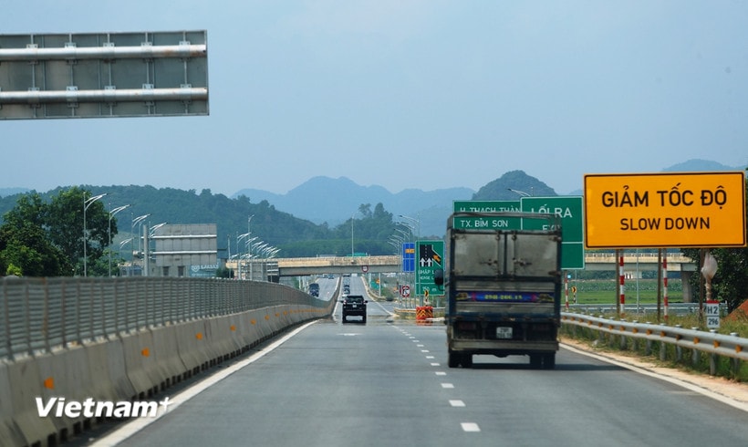Phương tiện lưu thông trên tuyến đường cao tốc Mai Sơn-Quốc lộ 45. (Ảnh: Việt Hùng/Vietnam+)
