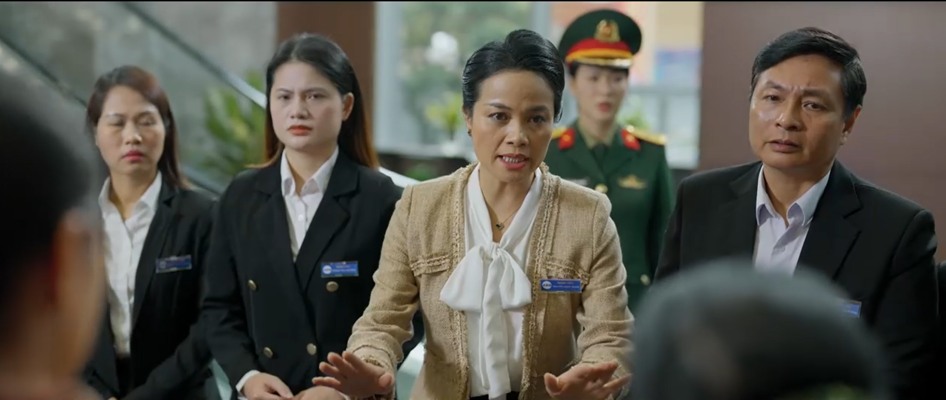 Cảnh tượng hỗn loạn khi các nạn nhân của vụ lừa đảo qua link giả mạo yêu cầu ngân hàng chịu trách nhiệm.