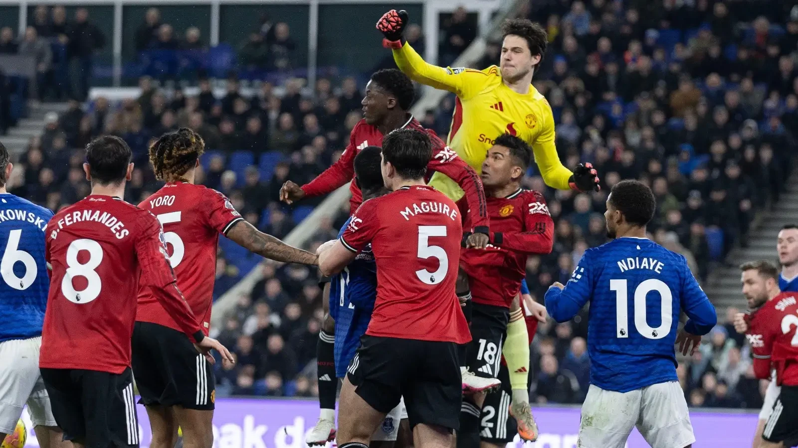 Everton cố bóp nghẹt không gian của Lammens.