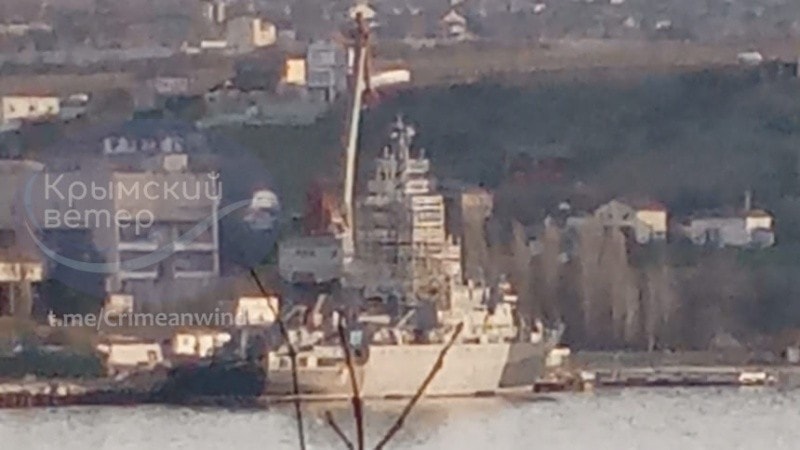 Tàu trinh sát Ivan Khurs của Nga hư hại nghiêm trọng tại cảng Sevastopol.