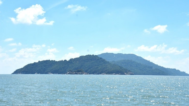 Vẻ đẹp hoang sơ của Hòn Khoai nhìn từ trên cao