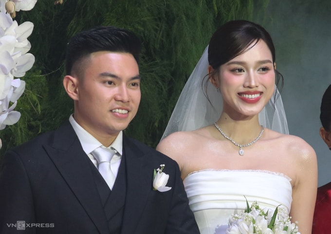 Nguyễn Viết Vương và Đỗ Thị Hà trong tiệc cưới tối 22/10/2025 tại Quảng Trị
