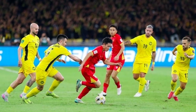Đội tuyển Việt Nam tập luyện chuẩn bị cho trận tái đấu với Malaysia tại Thiên Trường