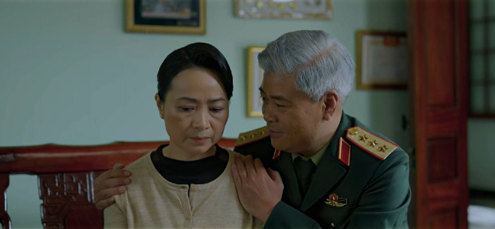 Cuộc đối thoại căng thẳng giữa ông Quân và vợ về vấn đề an toàn của con gái Lam Anh.