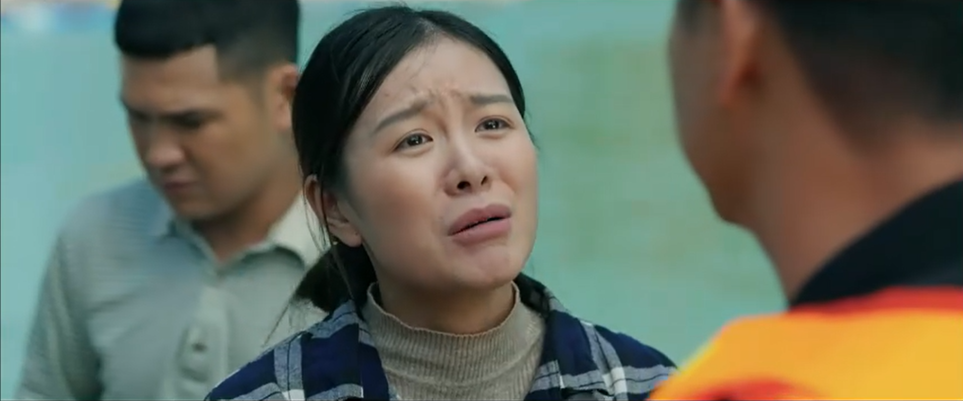 Xung đột xảy ra trong gia đình Phúc khi vợ anh yêu cầu dùng quan hệ cá nhân để đòi lại tiền.