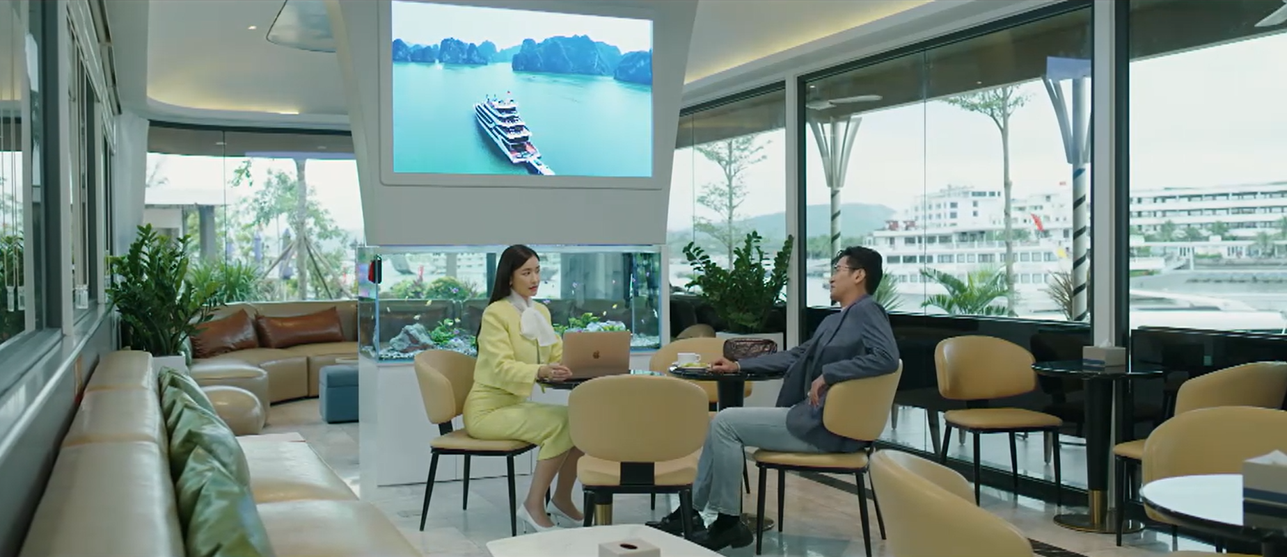 Khải Phong kịp thời có mặt để bảo vệ Lam Anh khỏi vòng vây của đám đông đang quá khích.