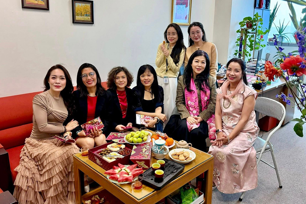 MC Hoàng Trang bên các đồng nghiệp.