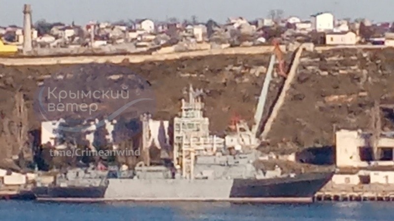Tàu trinh sát Ivan Khurs của Nga xuất hiện tại cảng Sevastopol.