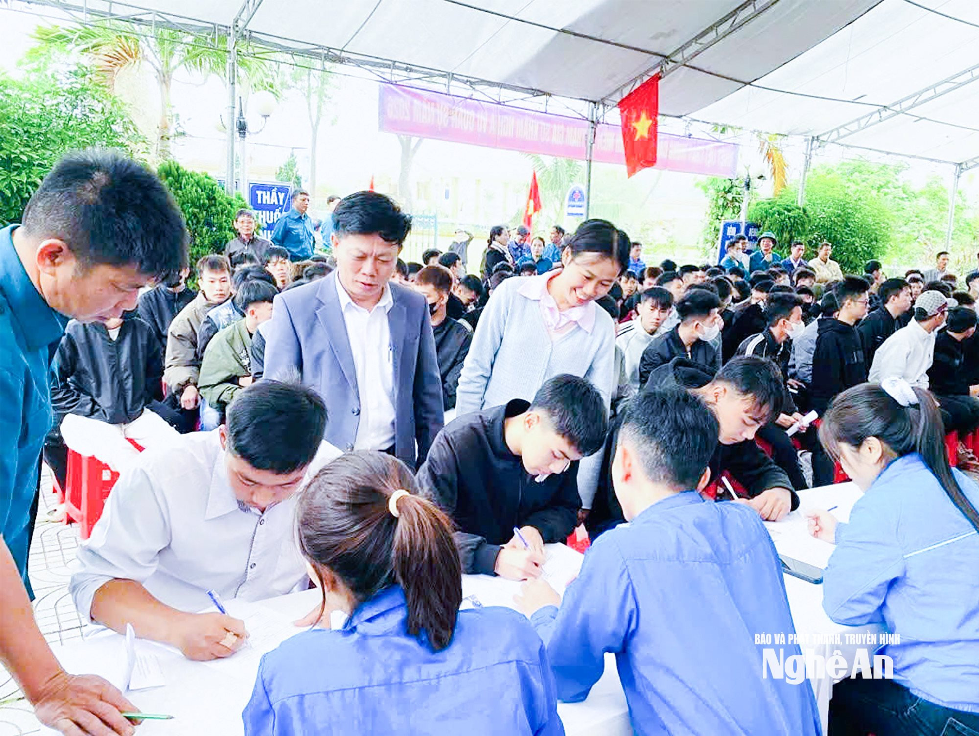 Cán bộ xã Thiên Nhẫn động viên thanh niên khám tuyển nghĩa vụ quân sự. Ảnh- Mai Hoa