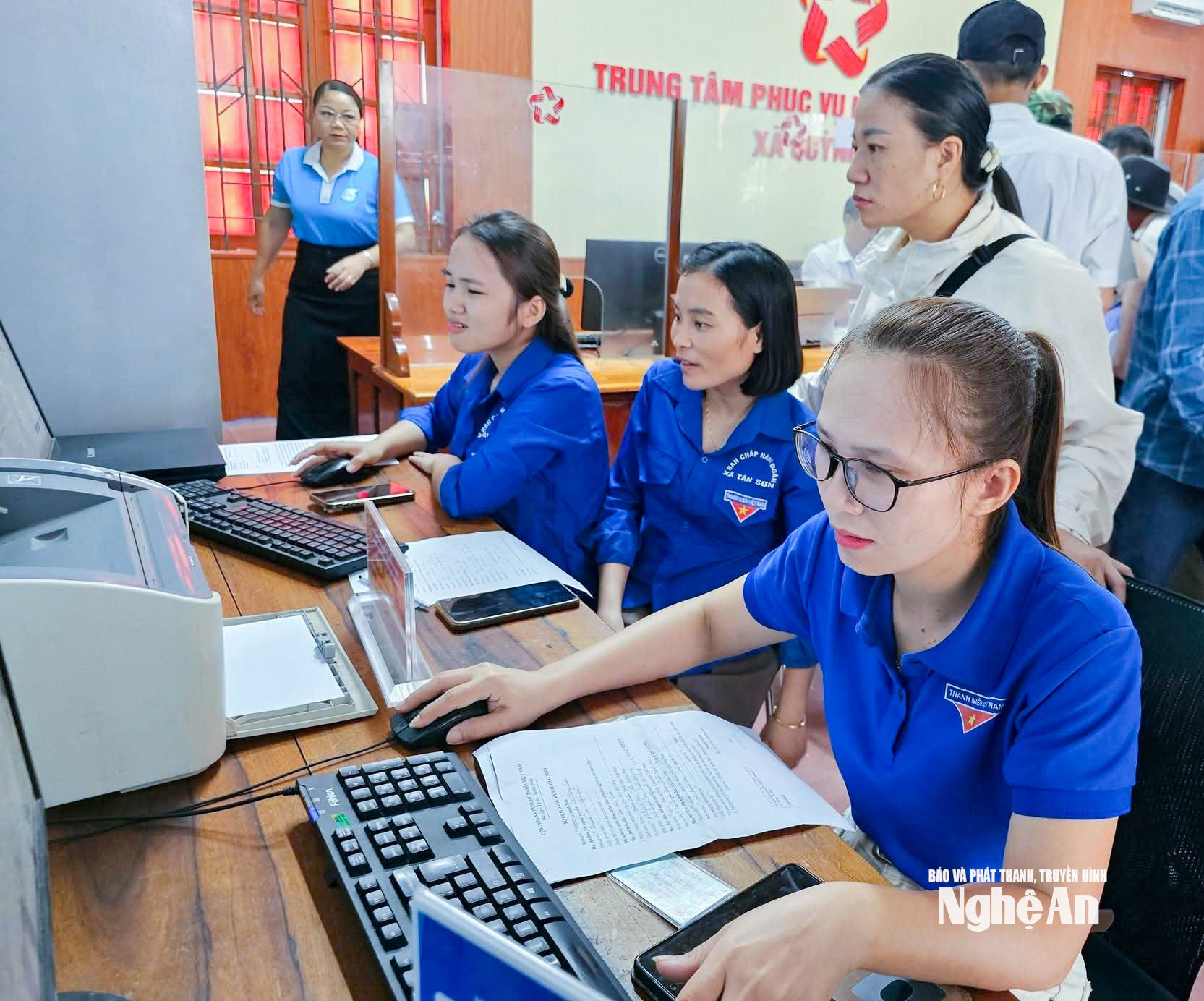 Đoàn thanh niên xã Quỳnh Tam hỗ trợ người dân thực hiện thủ tục hành chính qua dịch vụ công trực tuyến. Ảnh- Mai Hoa