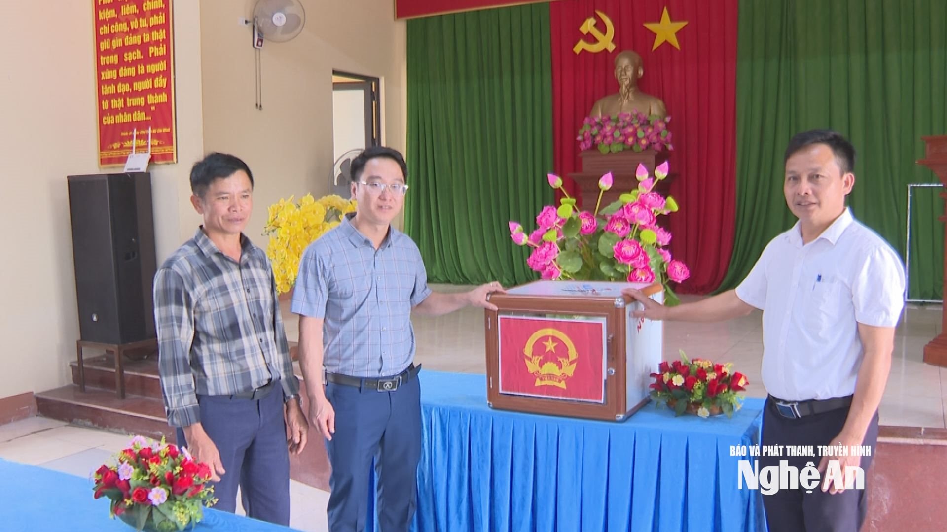 Ủy ban Bầu cử xã Đại Huệ kiểm tra công tác chuẩn bị cơ sở vật chất tại xóm Đại Sơn. Ảnh Quốc Toàn