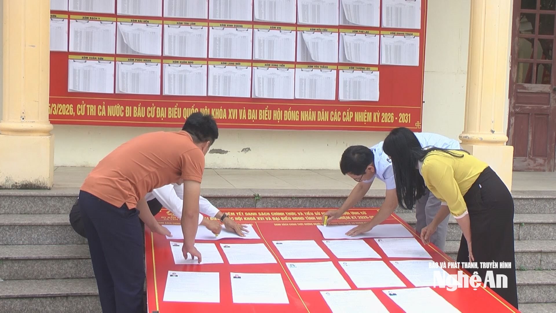 Xã Tân Châu niêm yết danh sách chính thức và tiểu sử những người ứng cử. Ảnh CSCC
