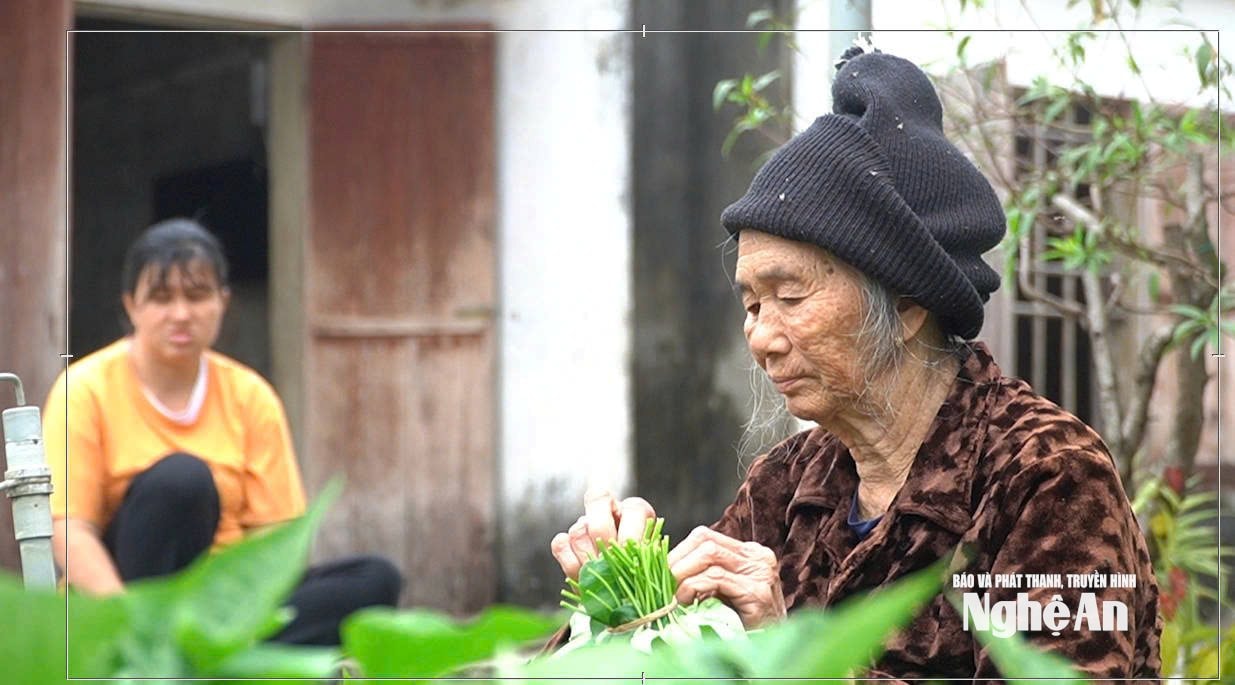 Cuộc sống của mẹ con chị Hoan phụ thuộc hoàn toàn vào người mẹ già hơn 80 tuổi. (Ảnh: Cẩm Thùy)