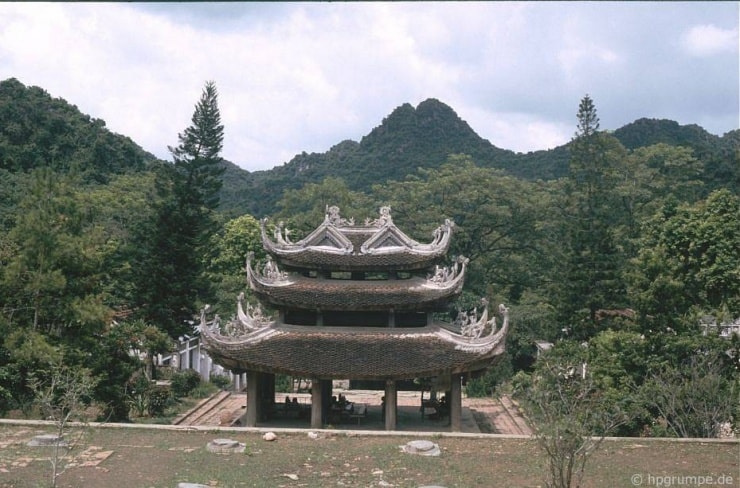 Tháp Chuông thuộc khu vực chùa Thiên Trù