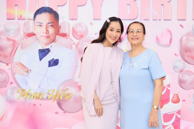 Khánh Thi thừa hưởng nhan sắc rạng rỡ của mẹ ruột.