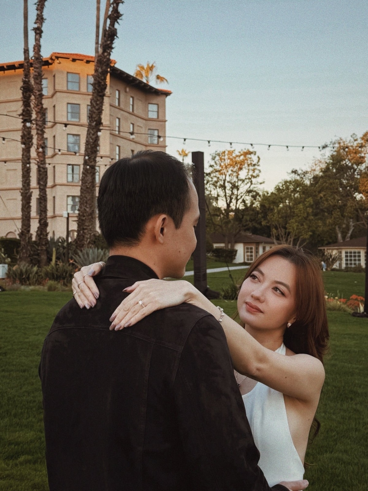 Cặp đôi đã vượt qua thử thách yêu xa khi Xuân Nghi về Việt Nam phát triển sự nghiệp.