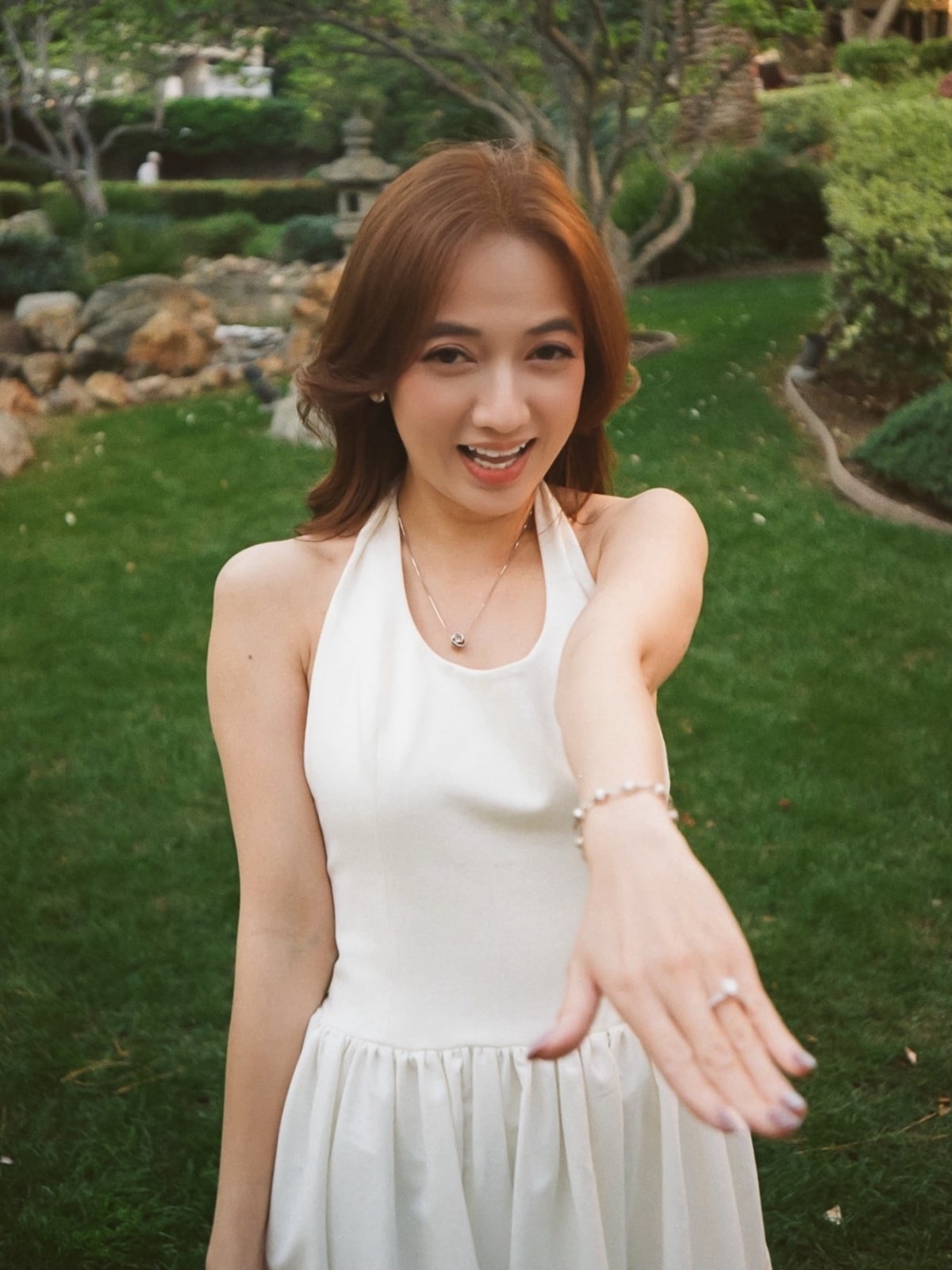 Xuân Nghi hạnh phúc trong khoảnh khắc được bạn trai cầu hôn tại Mỹ.