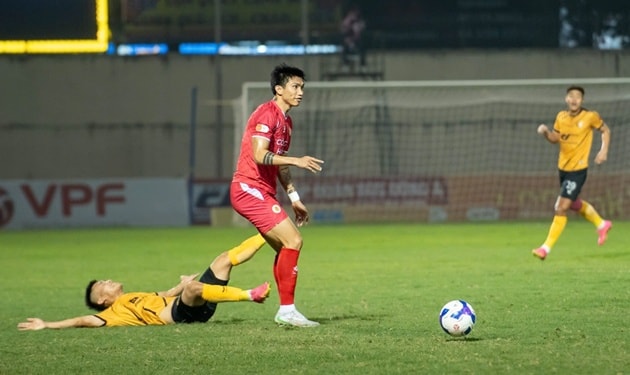 Văn Hậu vừa lập siêu phẩm trước Thanh Hóa.