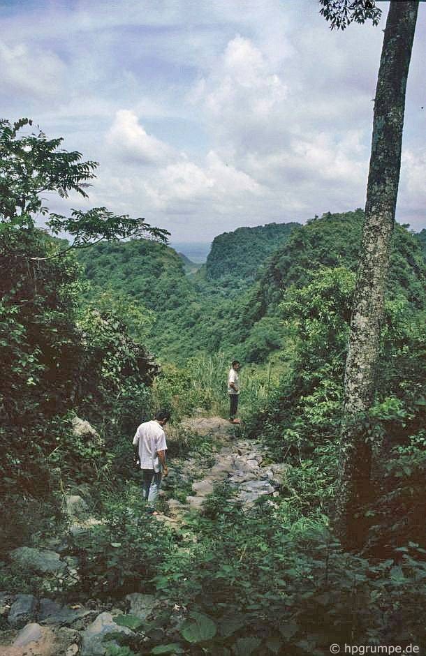 Đường bậc thang đá dẫn lên động Hương Tích