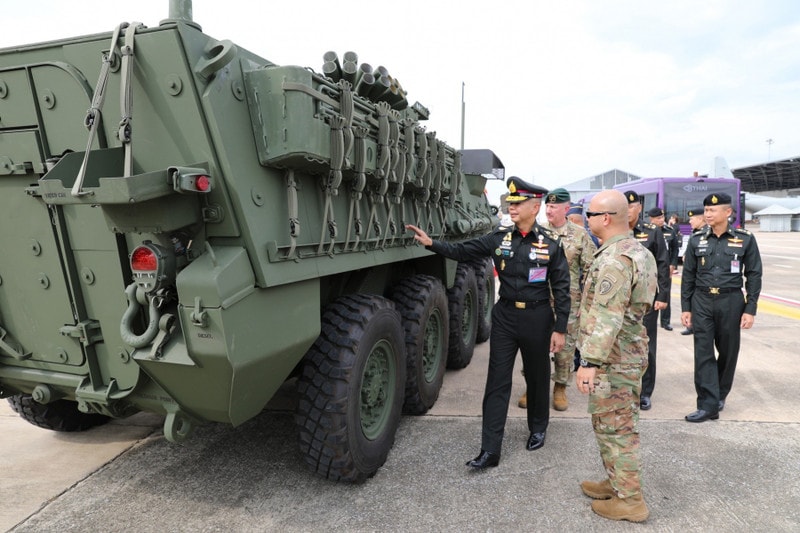 Xe thiết giáp Stryker di chuyển trên thực địa