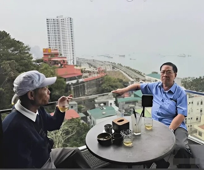 Bố chồng và bố ruột người Ê Đê của H'Hen Niê cùng đi du lịch.